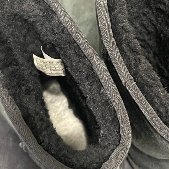 UGG Classic Short Boots - Black - Picture 5 of 7